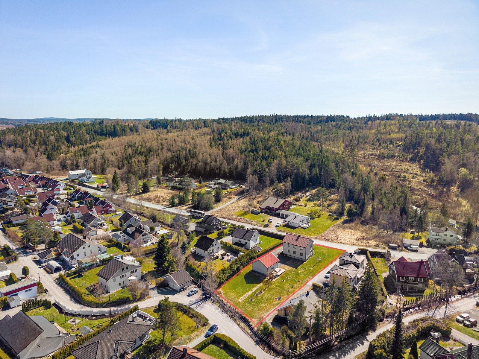 Tomten er relativt flat og opparbeidet med asfaltert adkomst, gårdsplass og hyggelige uteområder. Galleribilde