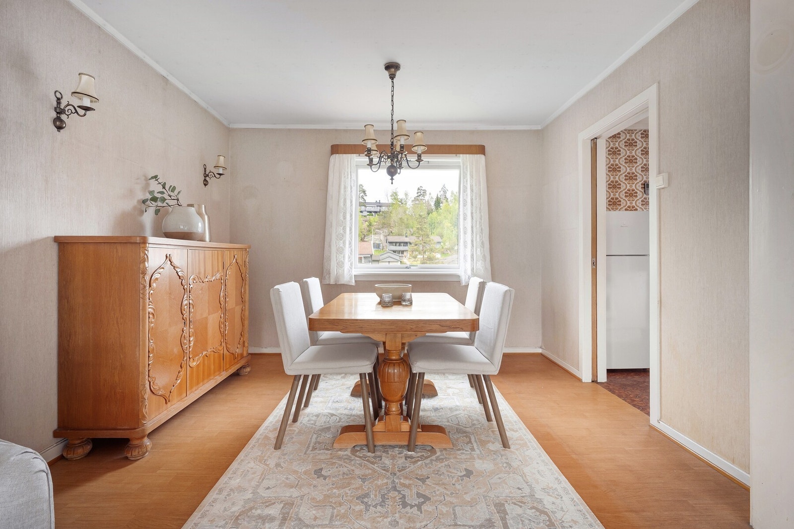 Egen spisestue med plass til større spisebord og hyggelig utsyn fra vinduet, perfekt som samlingspunkt for familie og gjester. Galleribilde
