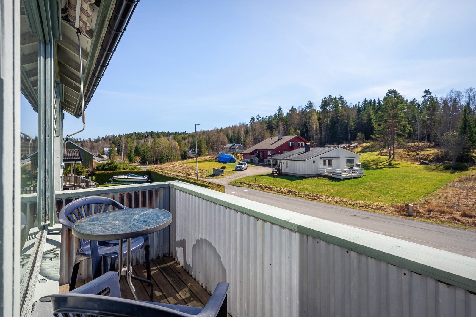Fra stuen er det direkte utgang til balkong, samt åpen overgang til spisestuen som skaper en sosial og luftig romfølelse. Galleribilde