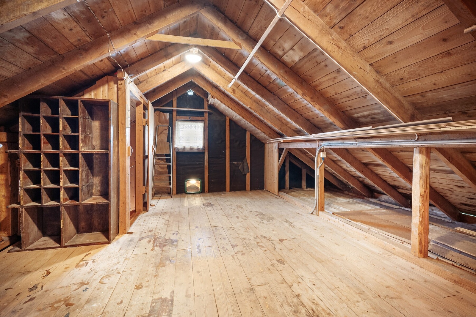 Loftet består av gang/trapperom samt innredet soverom. Galleribilde