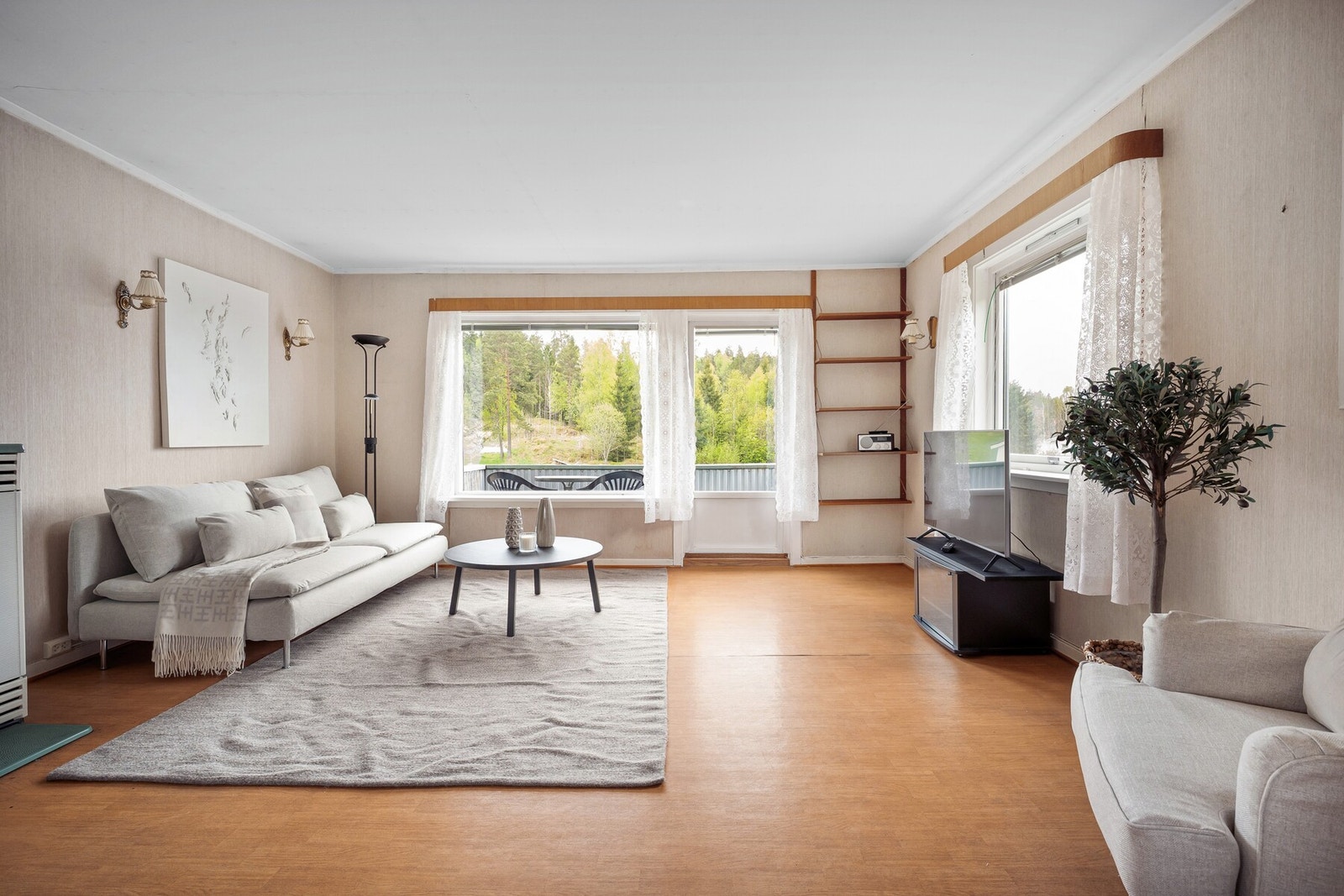 Her får man en innholdsrik hel tomannsbolig over flere plan med store oppholdsrom, flere soverom, loft, romslig kjeller med mange muligheter samt dobbelgarasje og gode parkeringsforhold. Galleribilde