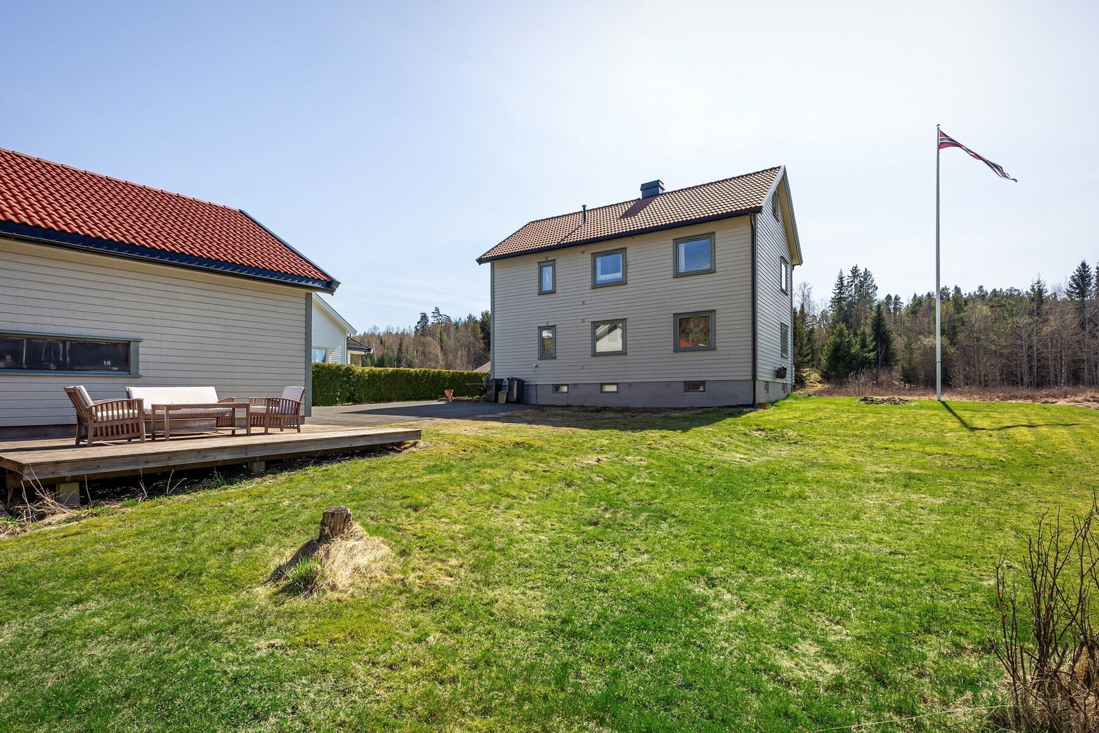 Eiendommen byr på store plenarealer, gode solforhold og en sjelden tomtestørrelse for området, noe som gir svært mange muligheter både nå og i fremtiden. Galleribilde