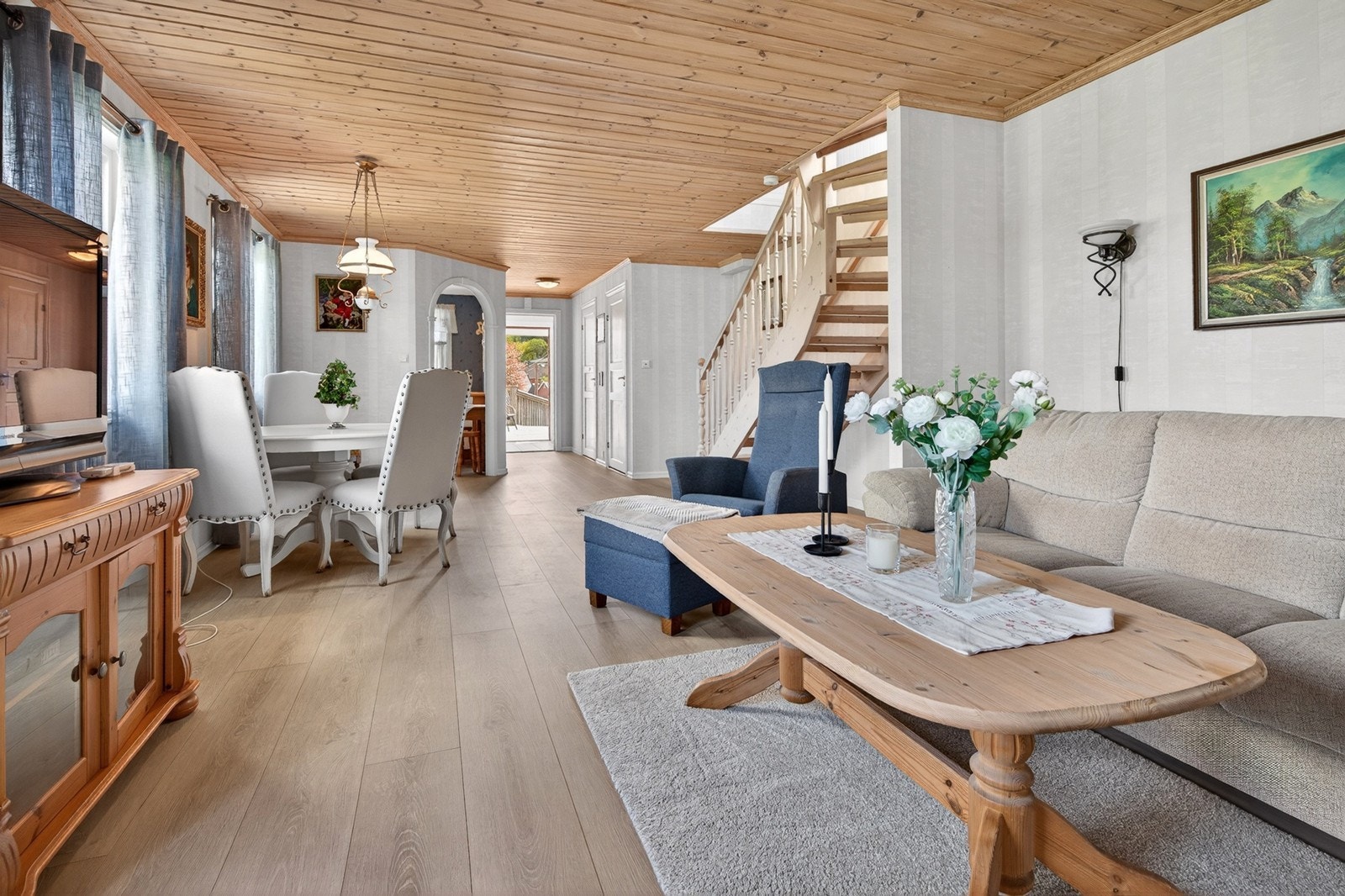 Nyere laminatgulv med varmekabler, samt heltre trapp til loft Galleribilde
