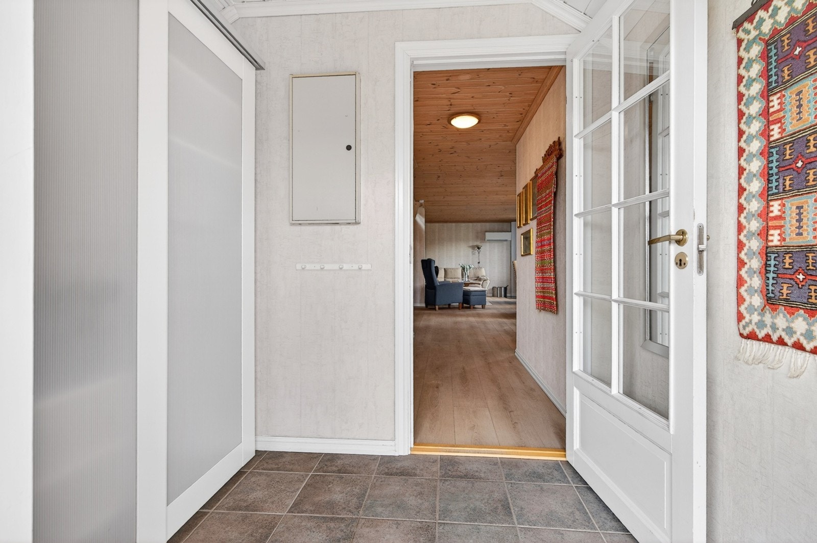 Entré med fliser og skyvedørsgarderobe Galleribilde