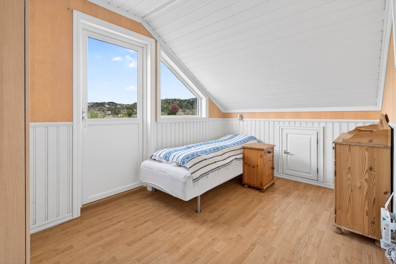 Hovedsoverom med garderobe, kott og ny dør ut til luftig balkong Galleribilde