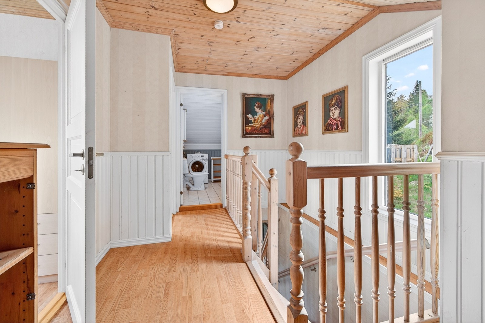 Loftsgang med stort vindu og kott i knevegg Galleribilde