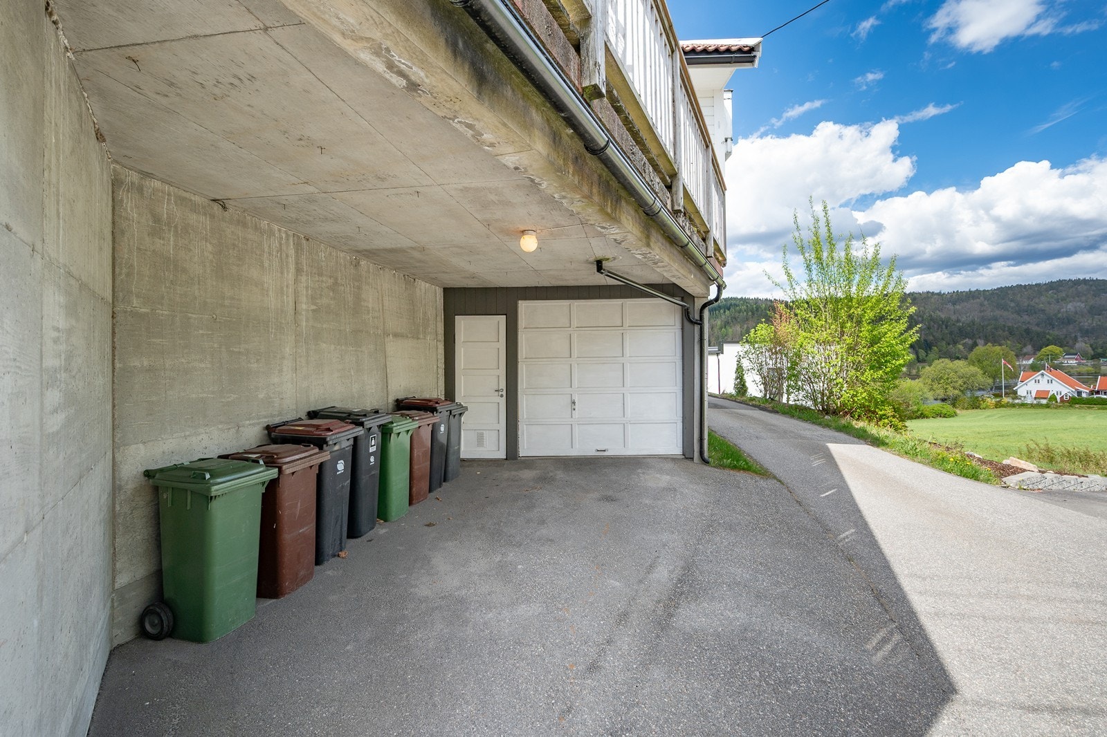 Parkeringsmulighet i carport og garasje Galleribilde