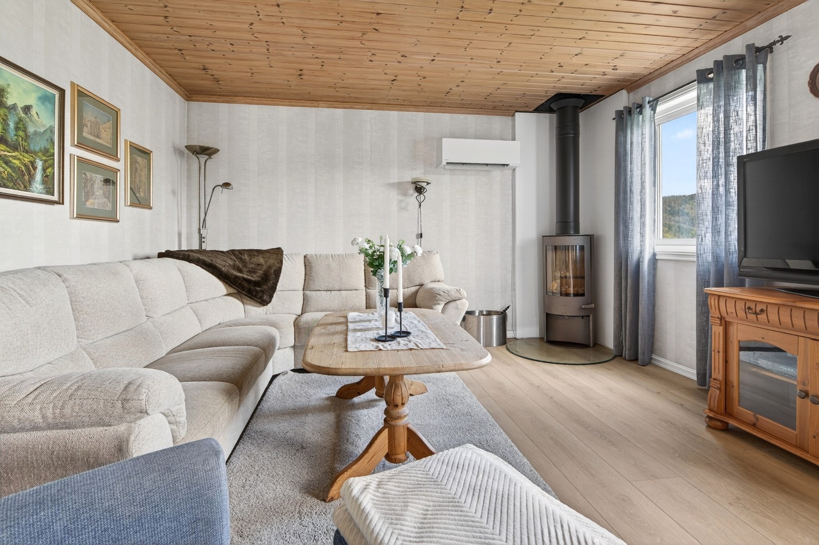 Både varmepumpe og moderne peisovn Galleribilde