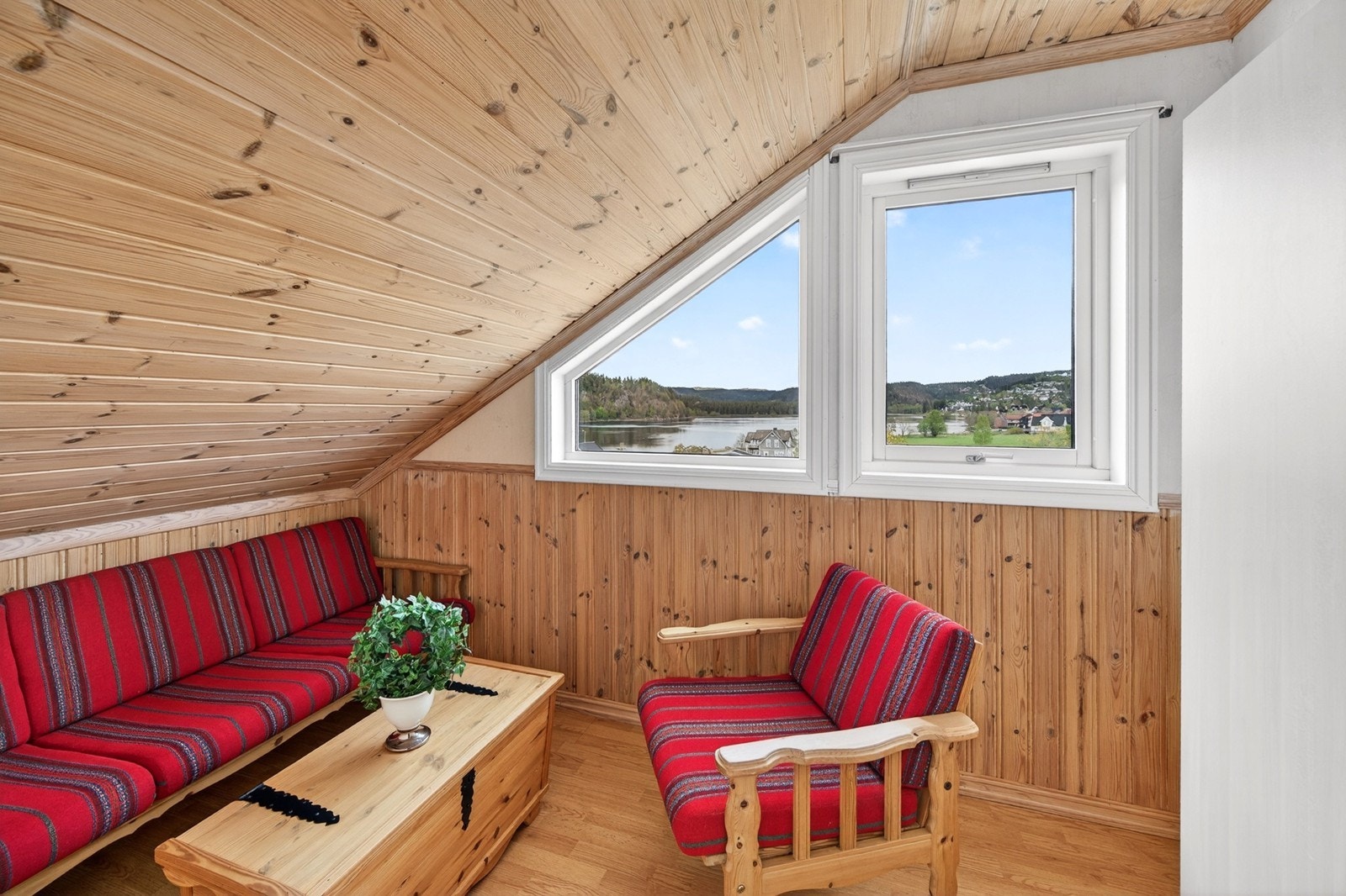 Boligen har to soverom - begge med laminat, tapet og brystpanel Galleribilde