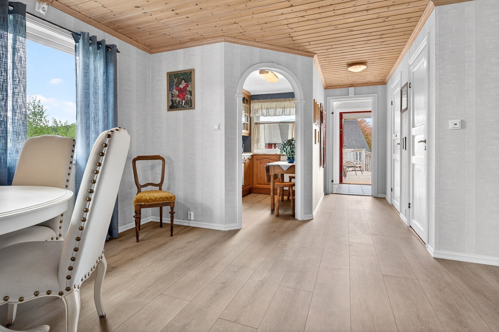 Tapetserte vegger og panel i tak Galleribilde