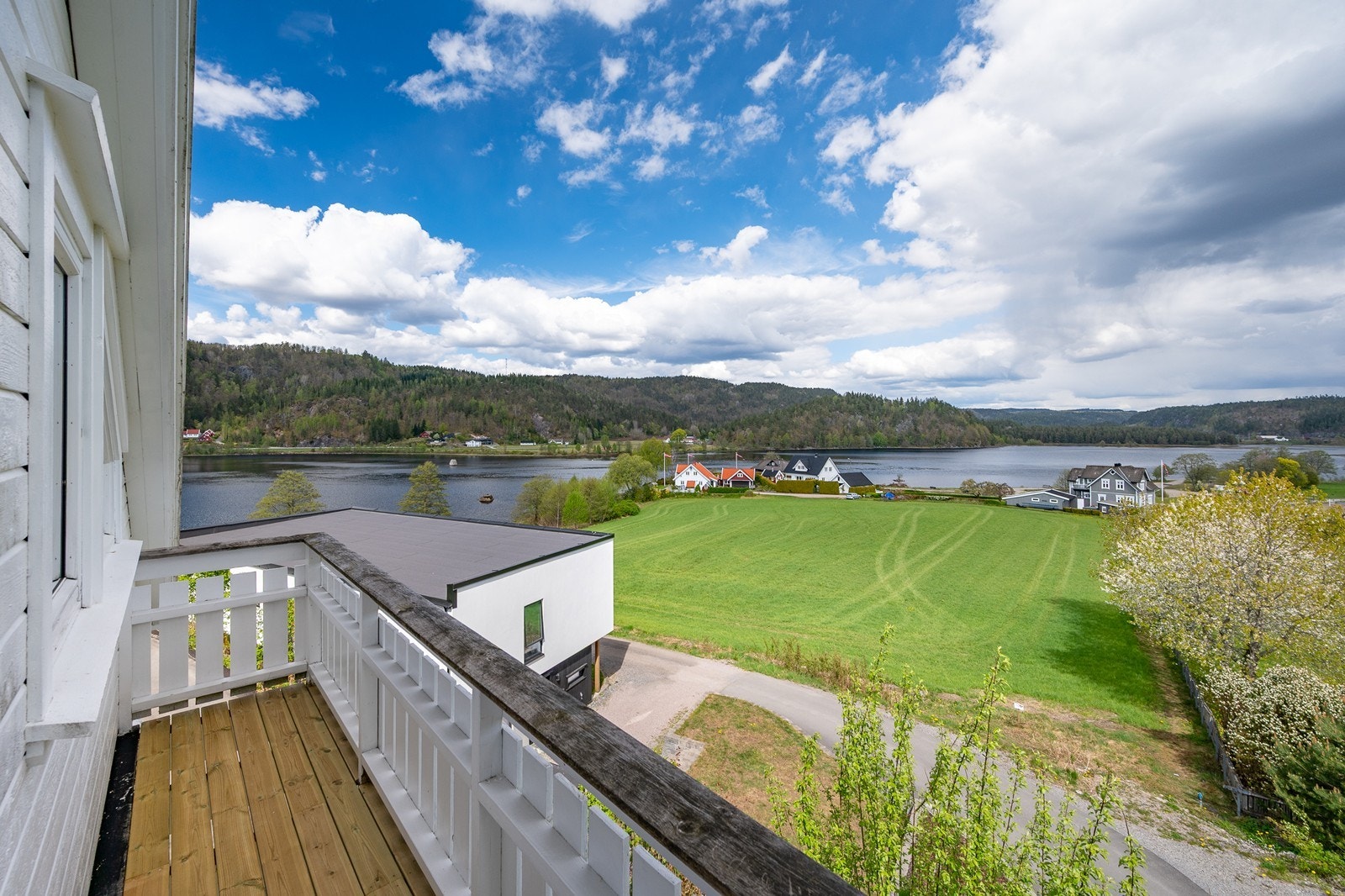 Fantastisk utsikt mot fjorden Galleribilde
