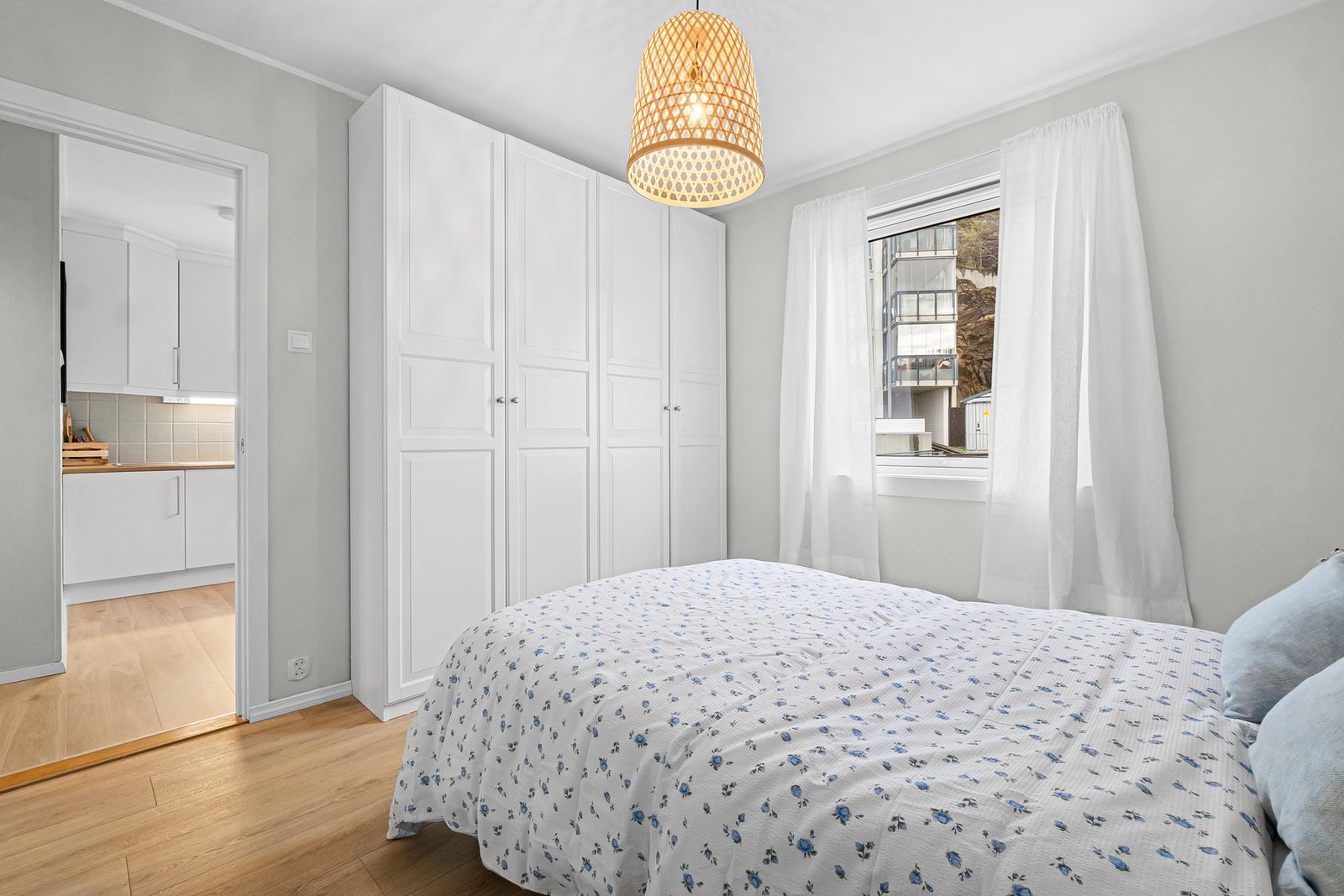 Stor skapinnredning til oppbevaring av kleeskatalogen! Galleribilde