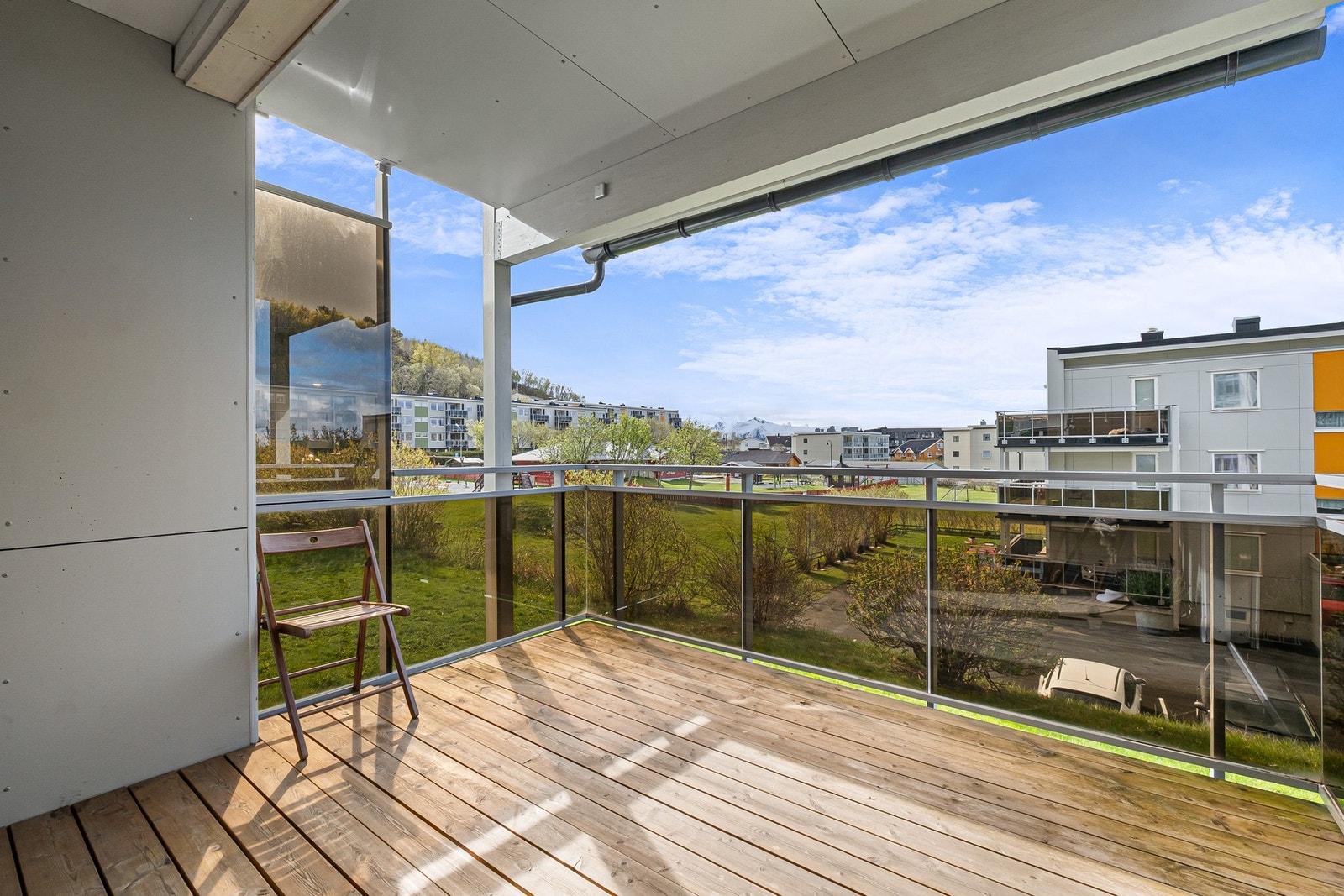 Lekkert glassrekkverk gir et moderne inntrykk, samtidig som utsikten ivaretas Galleribilde