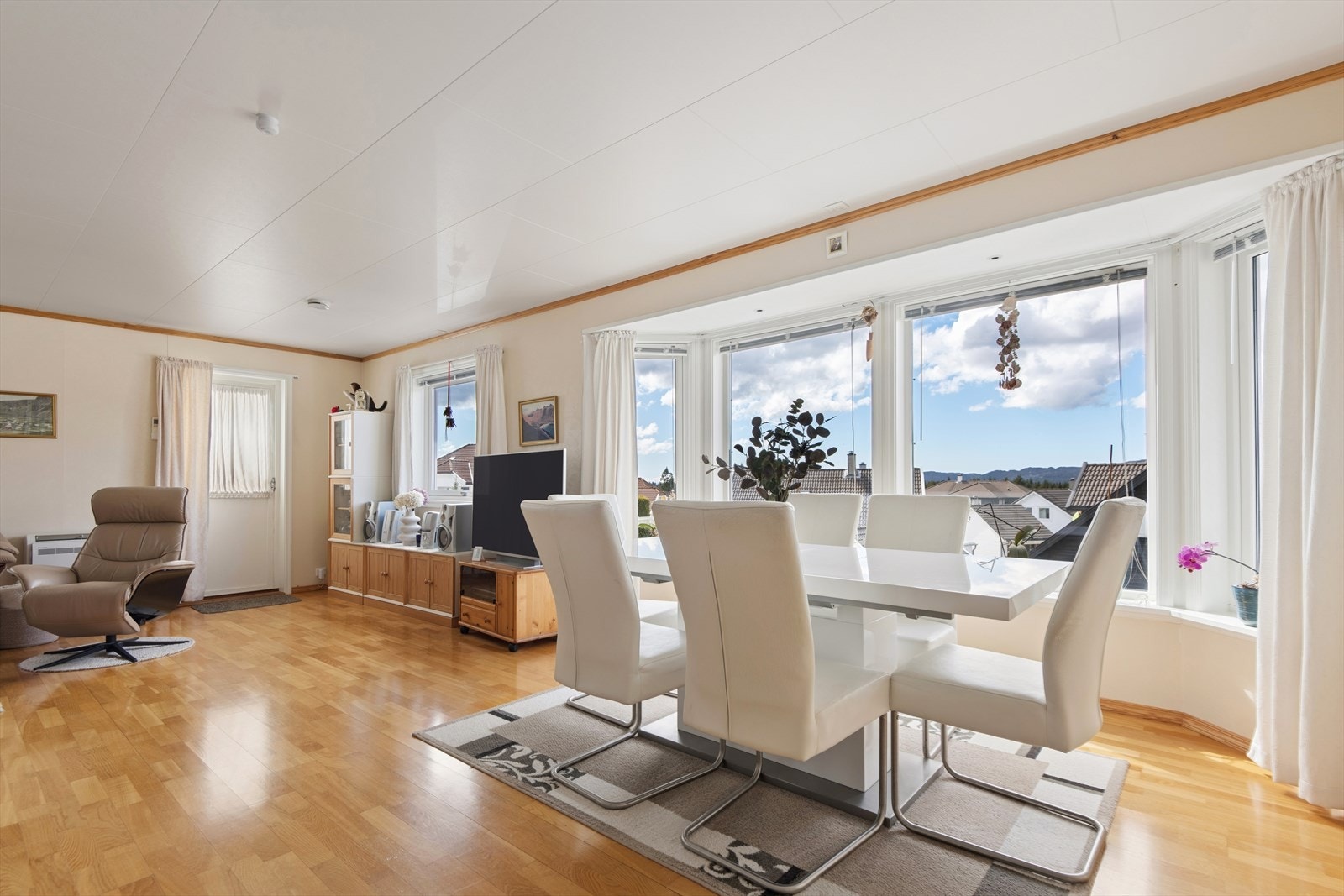 Gjennomgående planløsning i første etasje med stue og spisestue i åpen løsning. Galleribilde