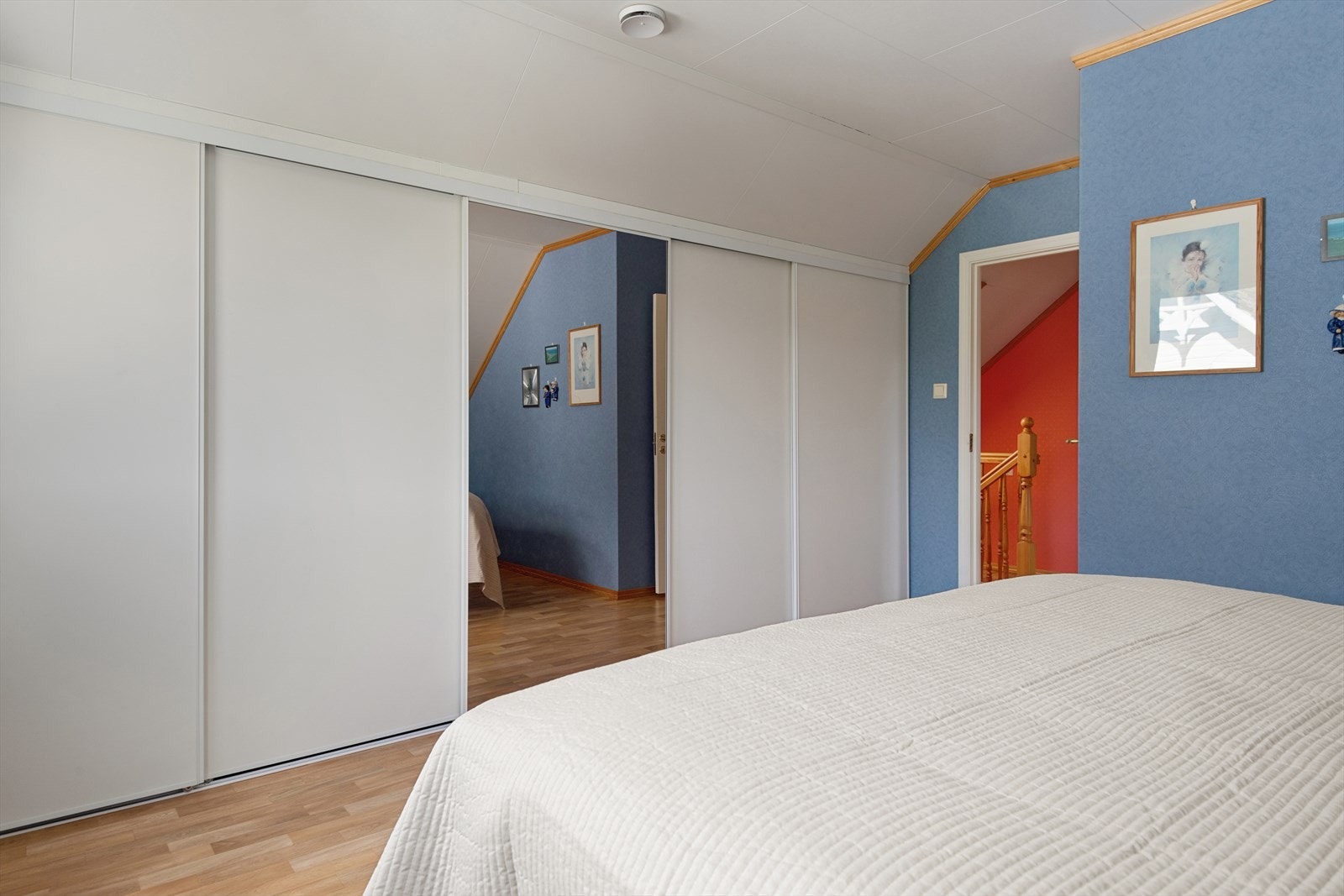 Rikelig med oppbevaringsplass i innebygget skyvedørsgarderobe. Galleribilde