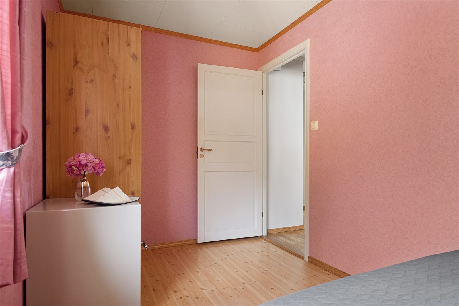 Plass for dobbeltseng og garderobe. Galleribilde