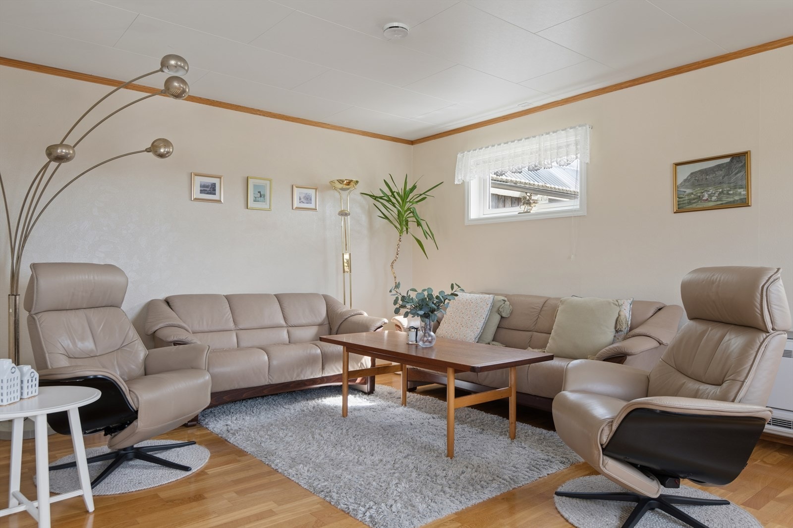 Stuen er romslig og lett å møblere med plass til en stor sofagruppe. Galleribilde