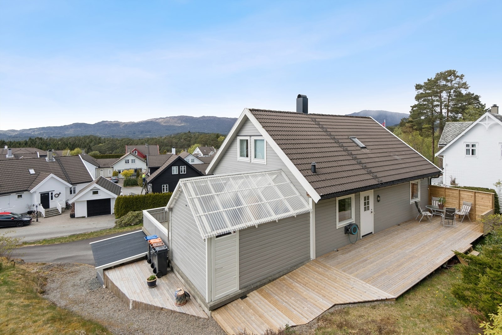 Eiendommen ligger i et lett skrående terreng med opparbeidet uteområde. Fasaden ble sist malt i 2021. Galleribilde