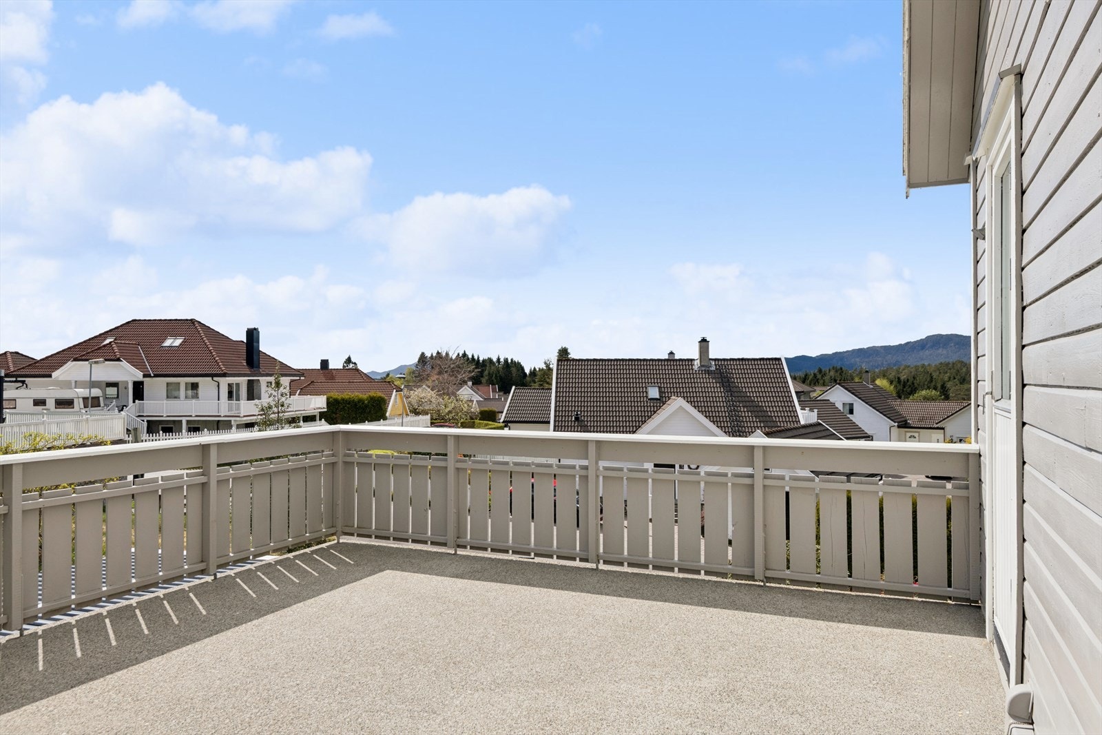 Fra stuen er det videre utgang til en solrik terrasse med god plass for utemøblement, grill og annet en måtte ønske. Galleribilde