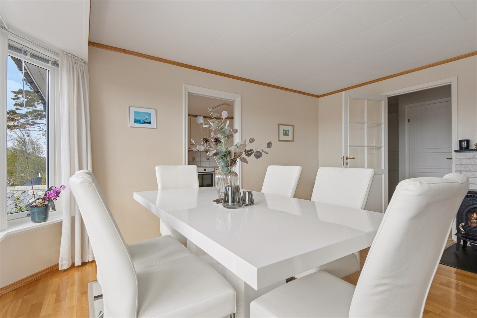 Spisestuen har god plass til langbord og ligger i tilknytning til både stue og kjøkken. Galleribilde