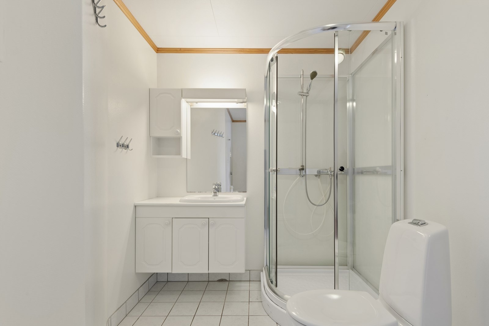 Badet i kjelleren har flislagt gulv med varmekabler og elektrisk styrt vifte. Innvendige avløpsrør ble skiftet i 2021. Galleribilde