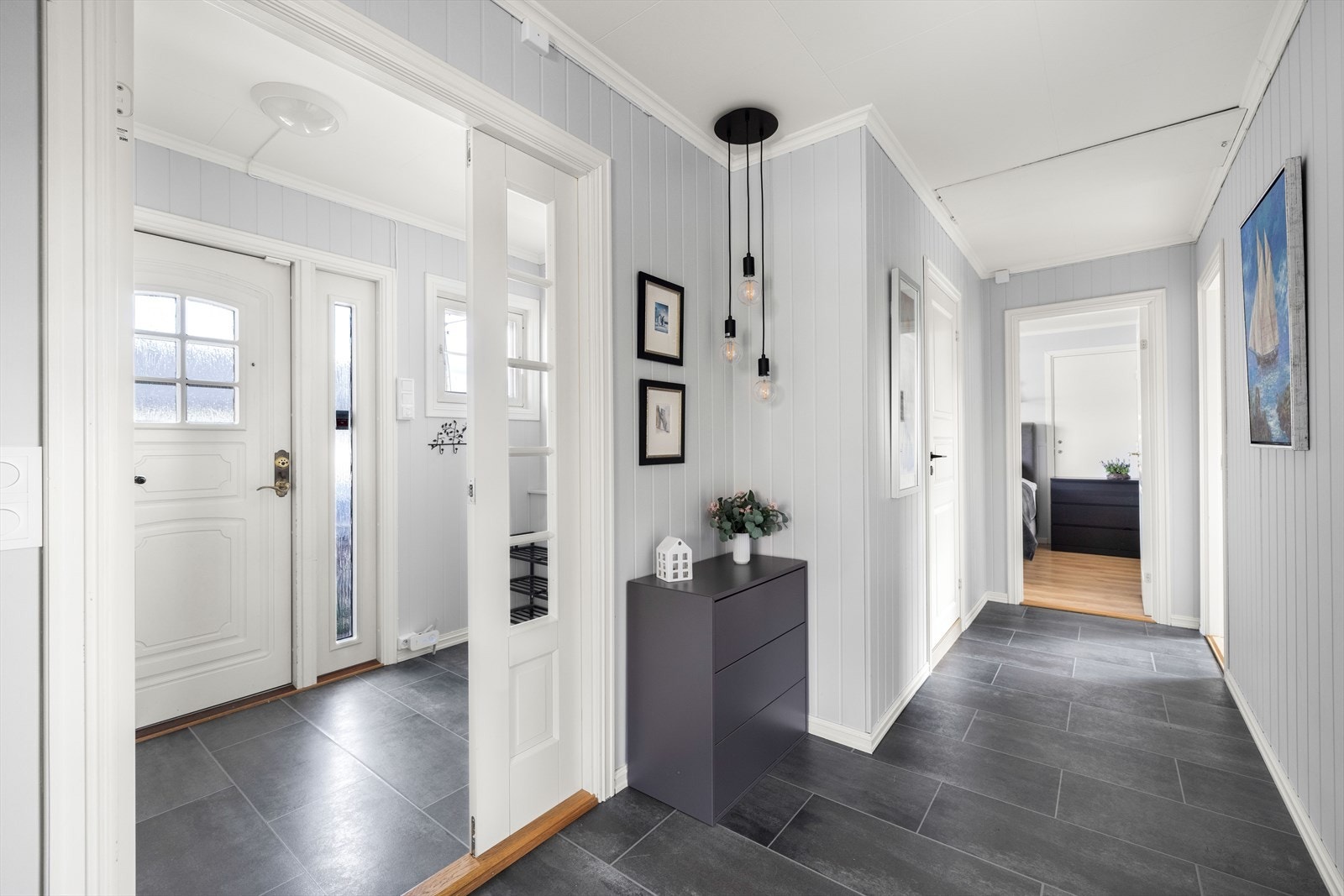 Flislagt entré/gang med gode garderobemuligheter + tilgang til bod. Galleribilde
