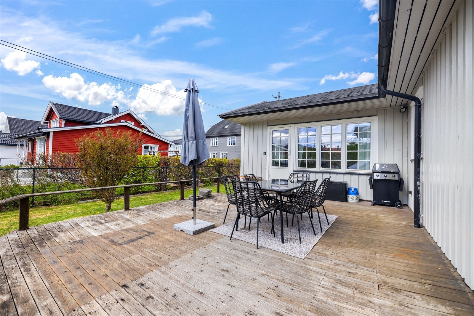 Privat terrasse og hagedel tilknyttet hoveddelen. Vendt mot solrike vest. Galleribilde