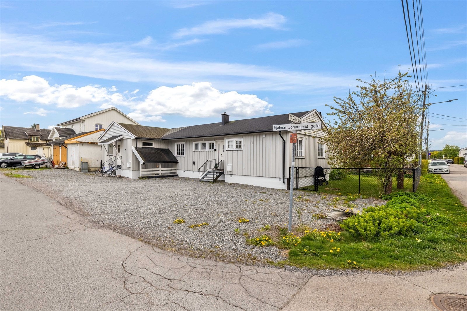 Adkomst via gruset gårdsplass med flere biloppstillingsplasser. Galleribilde