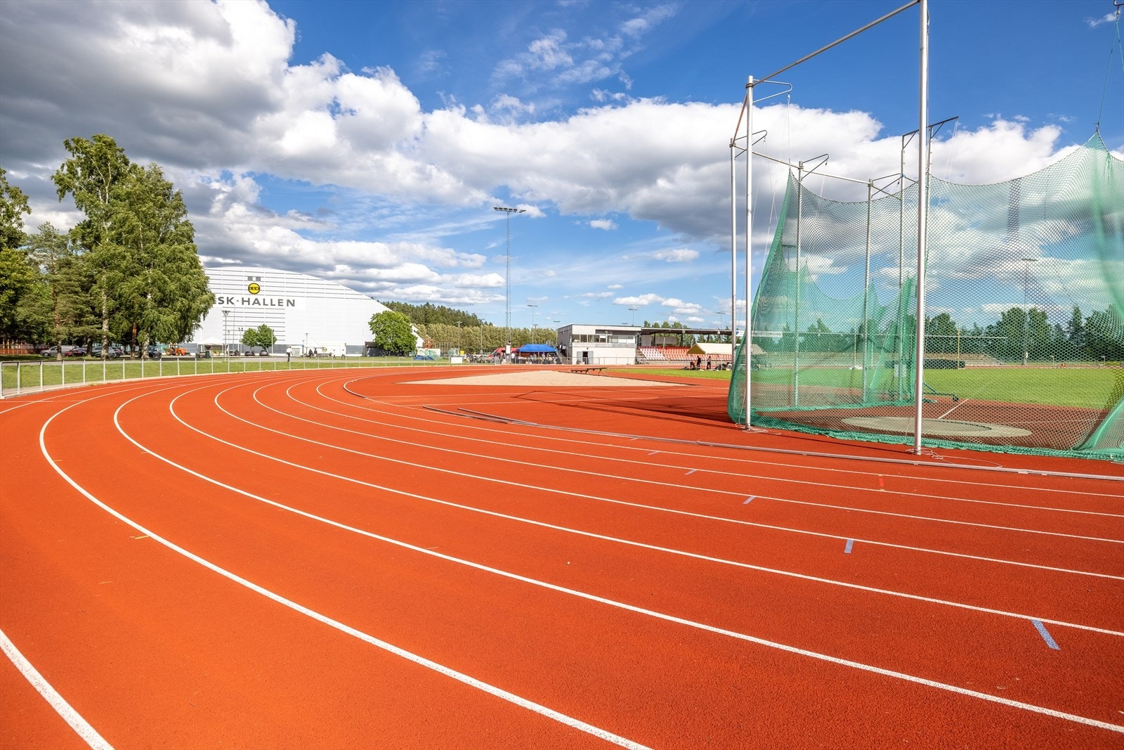 Friidrettsbane ved LSK-hallen. Galleribilde