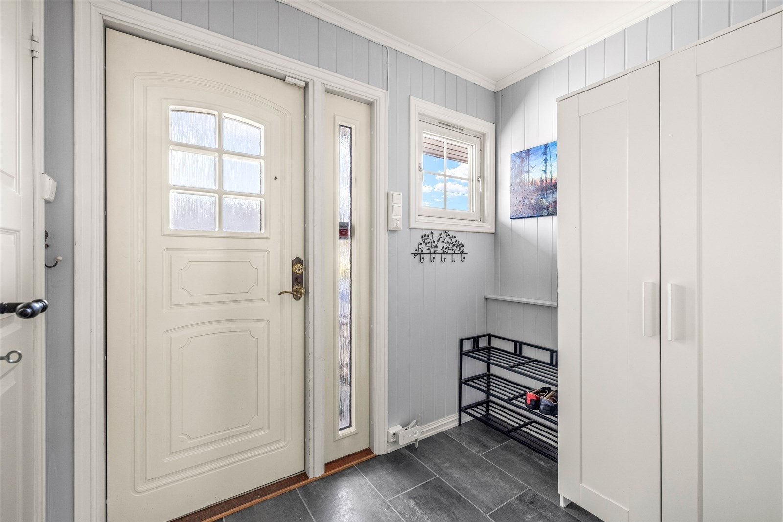 Entré med praktisk adkomst inn til vaskerommet. Galleribilde