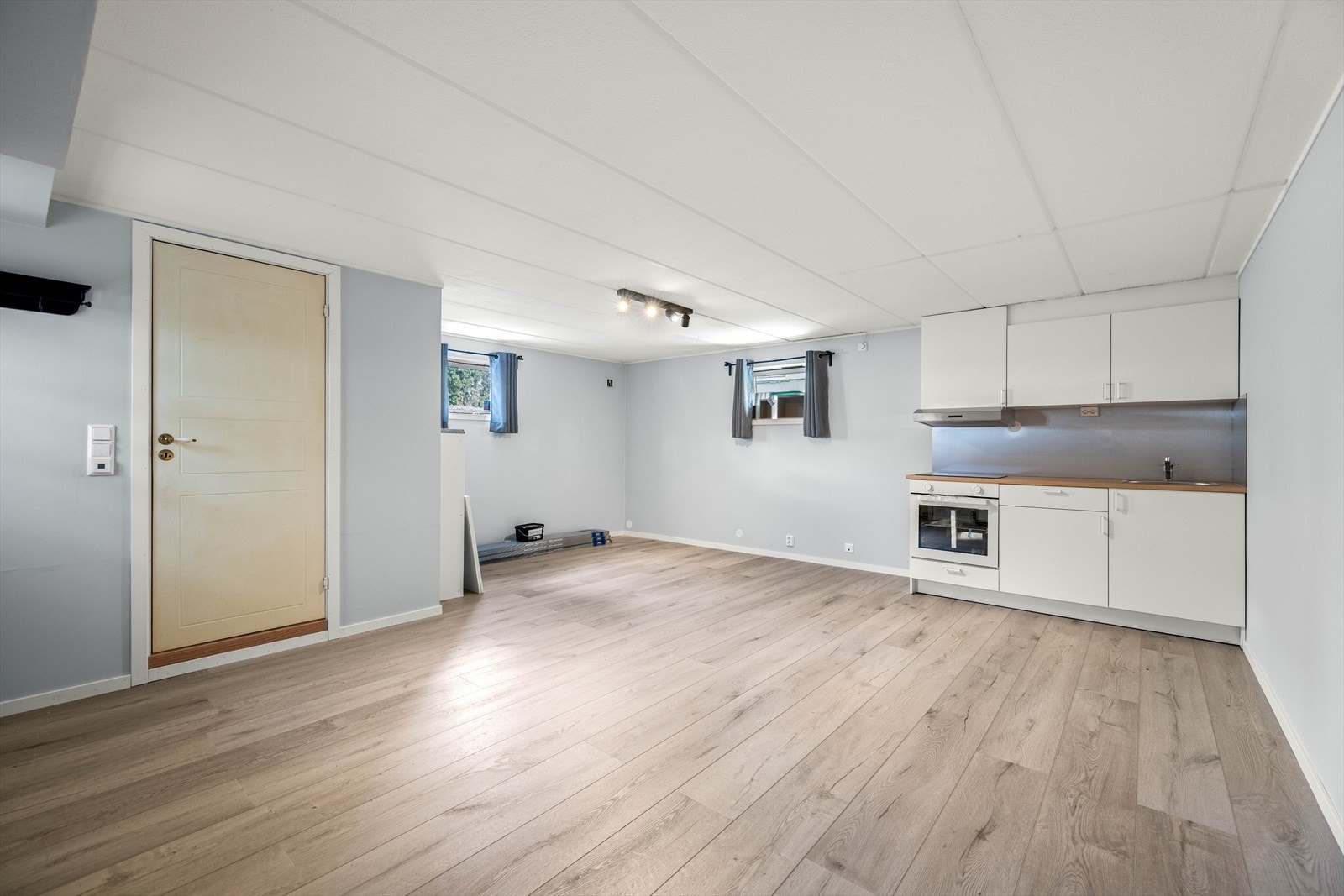 Hybel med egen inngang og bad. Nytt kjøkken og nytt gulv. Denne delen av boligen er byggemeldt som kjeller og er ikke godkjent som rom for varig opphold. Galleribilde