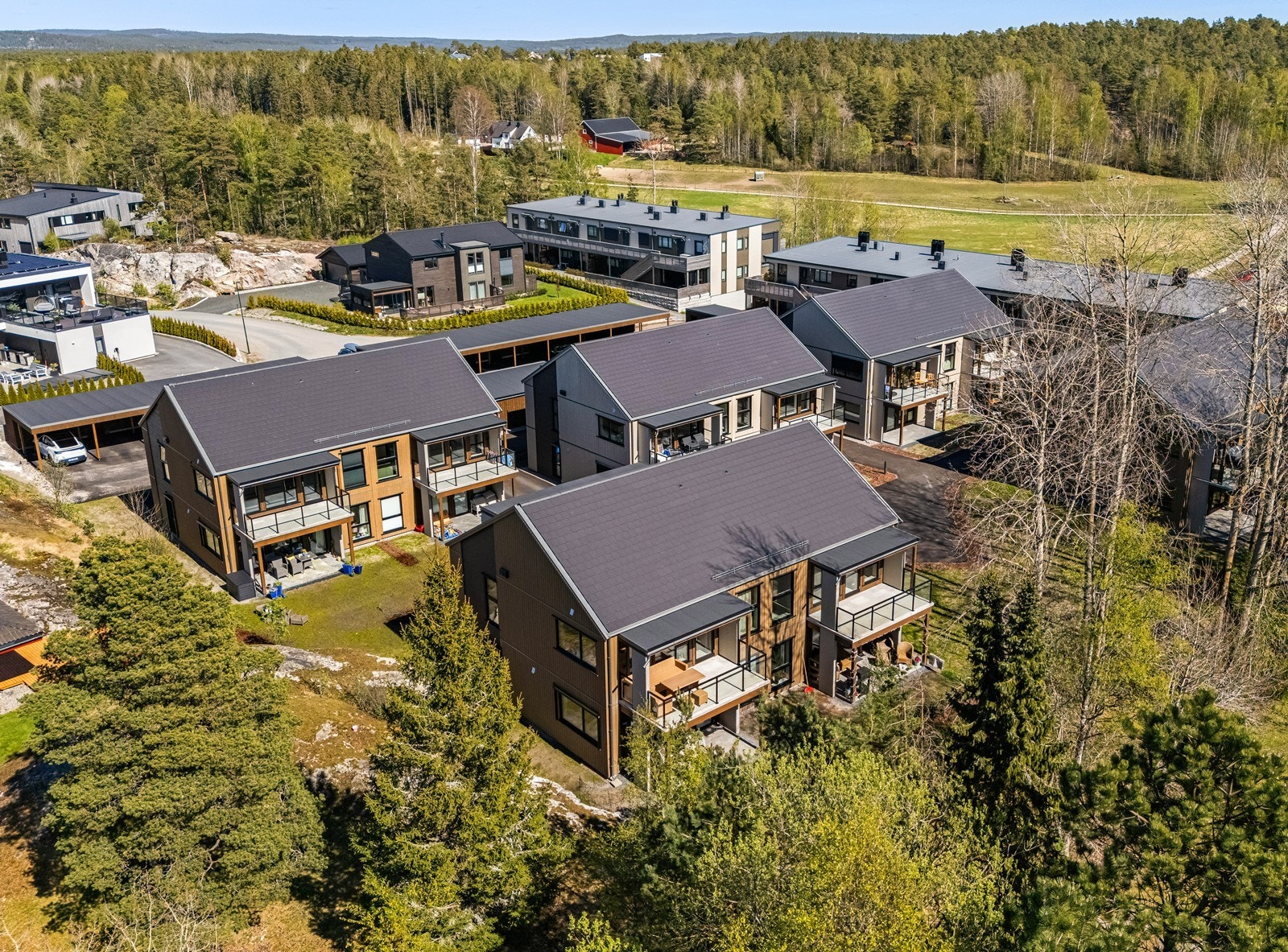 Fra eiendommen er det gangavstand til skoler, barnehager og dagligvarebutikker som Kiwi og Coop Extra. Galleribilde