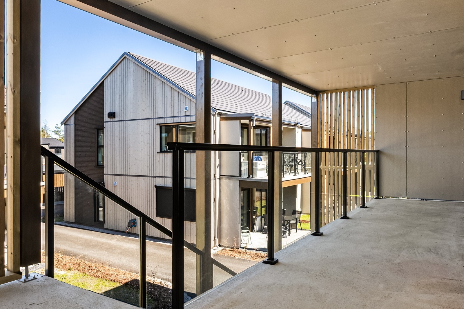 Fra svalgangen er det adkomst til leiligheten via en solid, malt hovedytterdør. Galleribilde