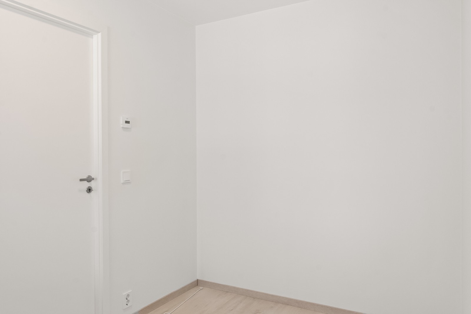 Alle vegger og tak har malte plater for en slett og moderne finish. Galleribilde