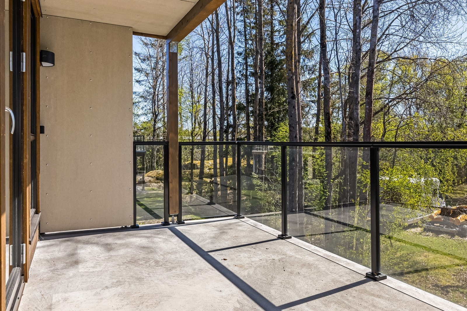 Fra stuen er det utgang til en romslig balkong på 10 m² med støpt dekke og utsikt mot grøntområder. Galleribilde
