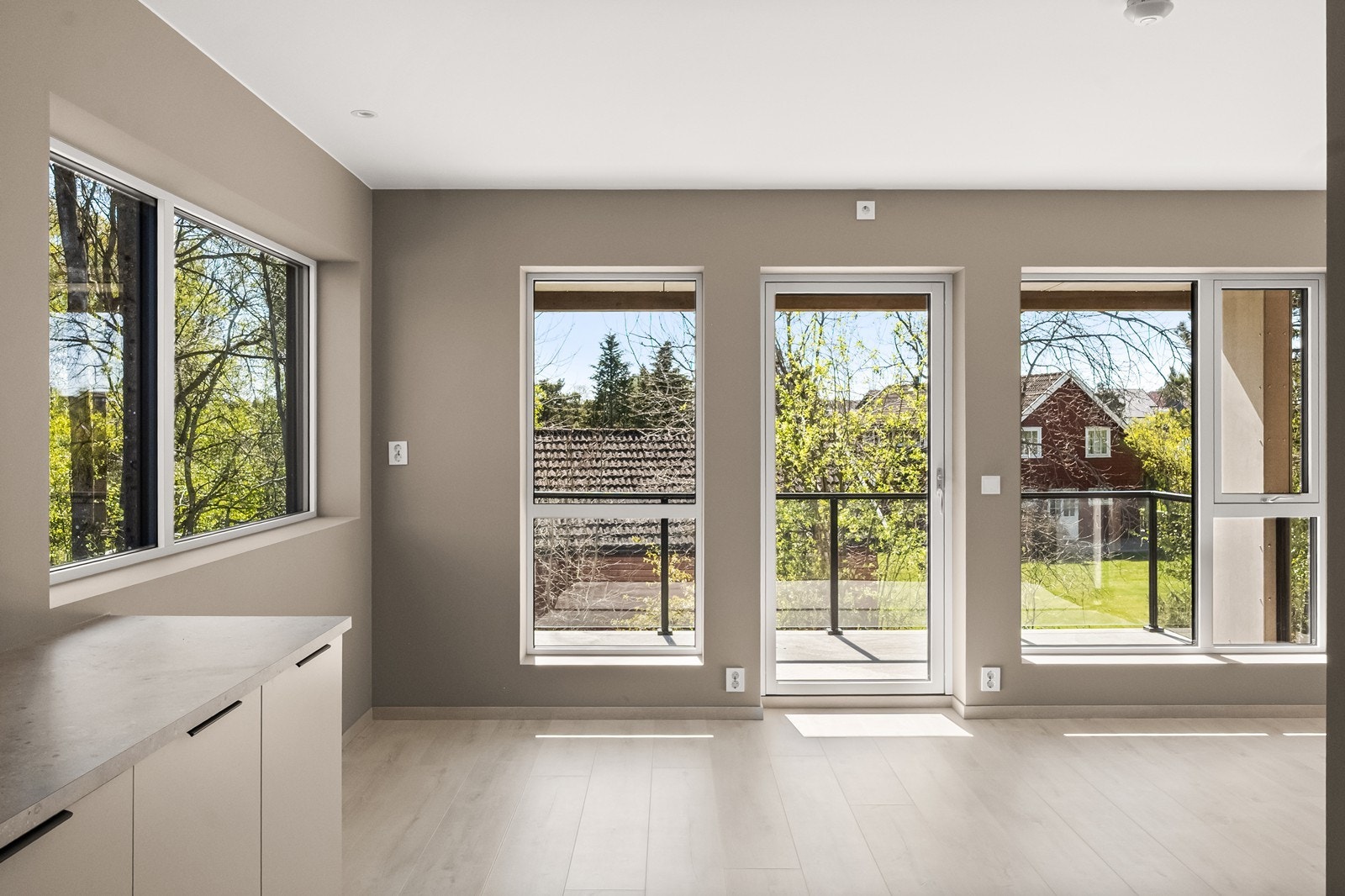 Vinduene er utført i malt tre med 3-lags glass, som sikrer god isolasjon. Galleribilde