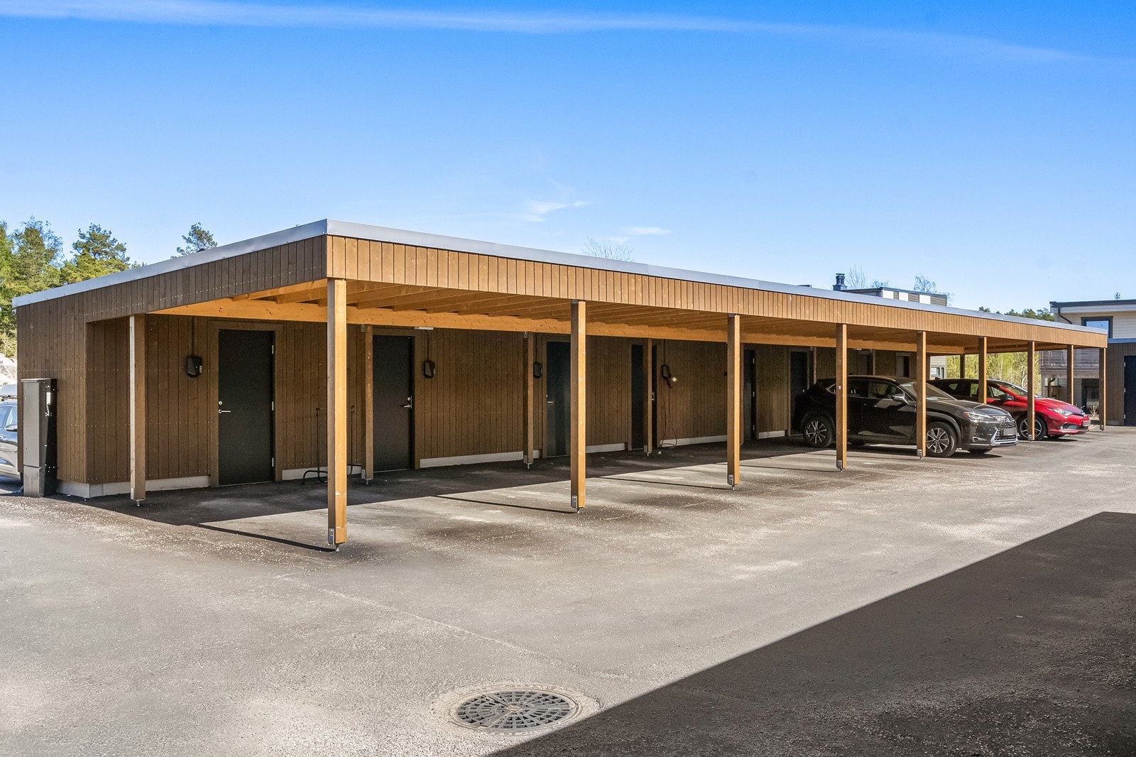Til leiligheten hører det med en fast parkeringsplass i felles carportanlegg. Galleribilde