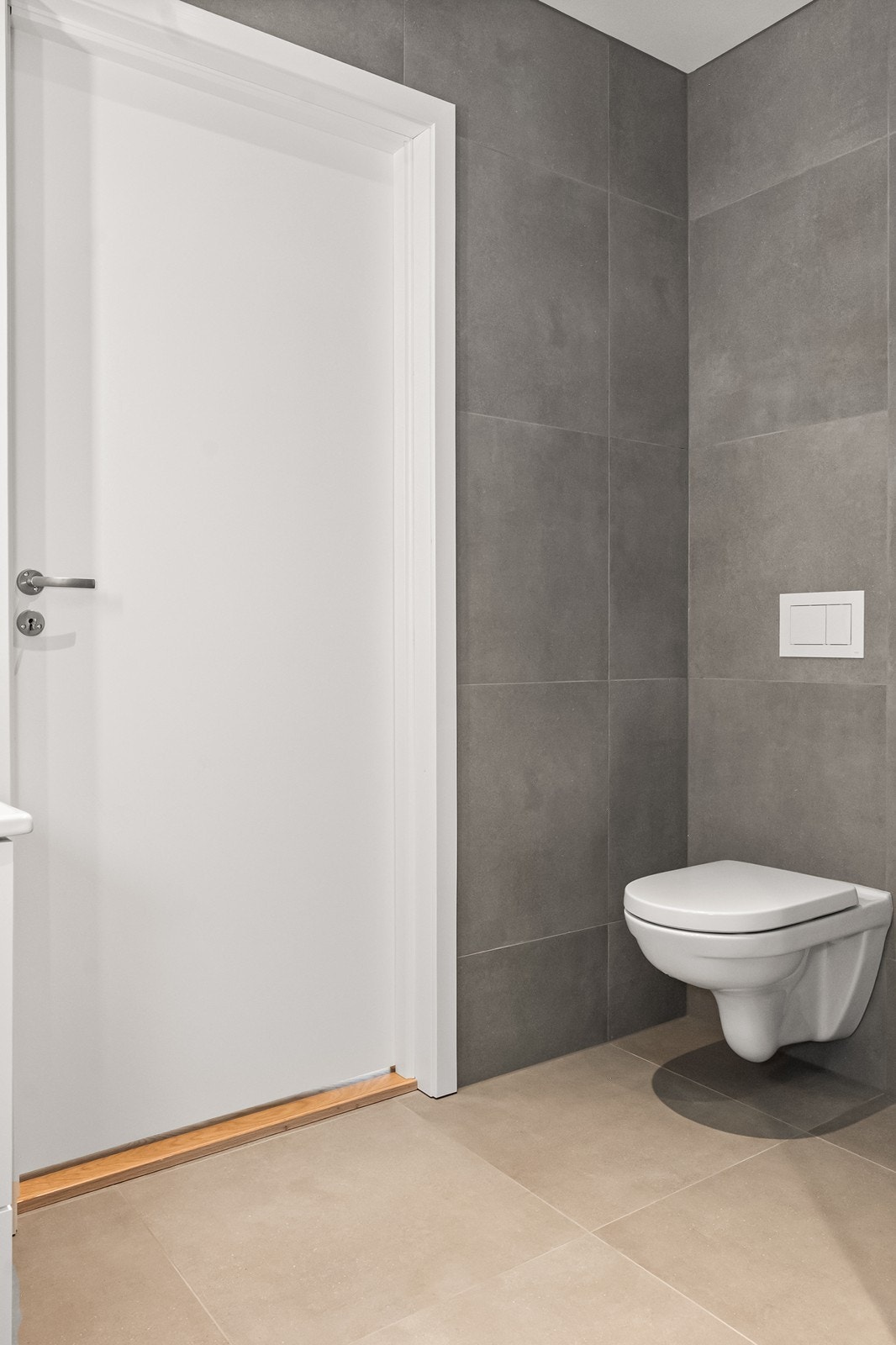 Badet er helfliset og utstyrt med vegghengt toalett for et stilrent inntrykk og enklere renhold. Galleribilde