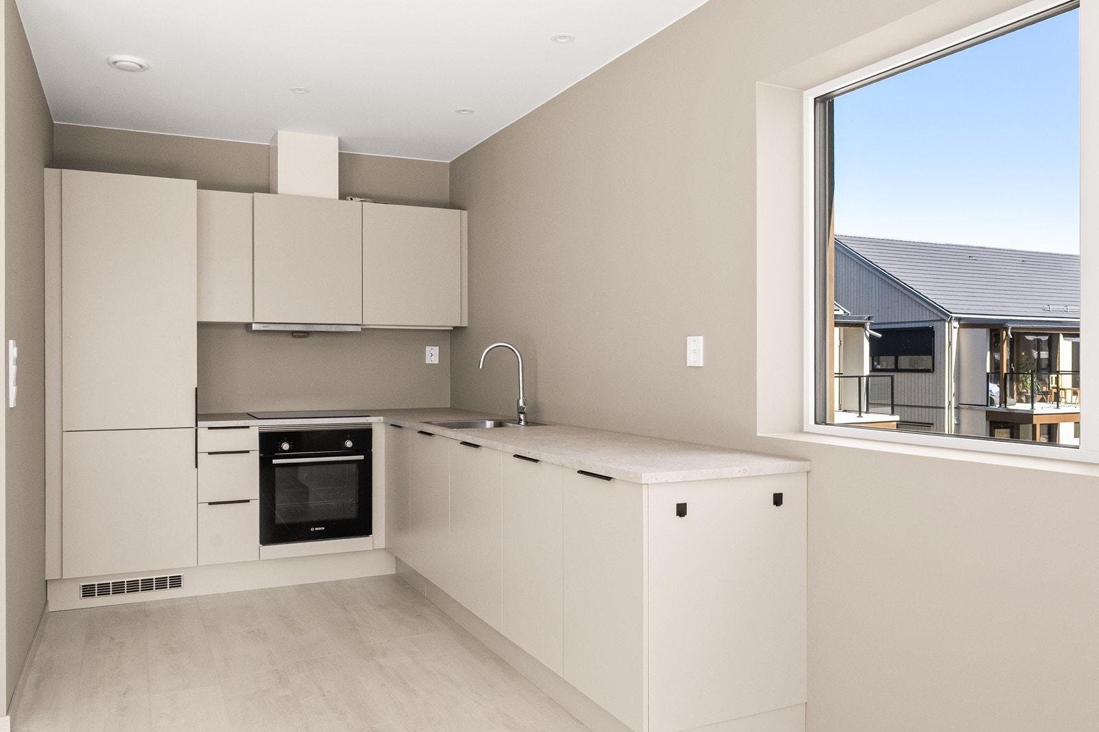 En helt ny leilighet fra 2025 med vannbåren gulvvarme og balansert ventilasjon for jevn komfort. Galleribilde