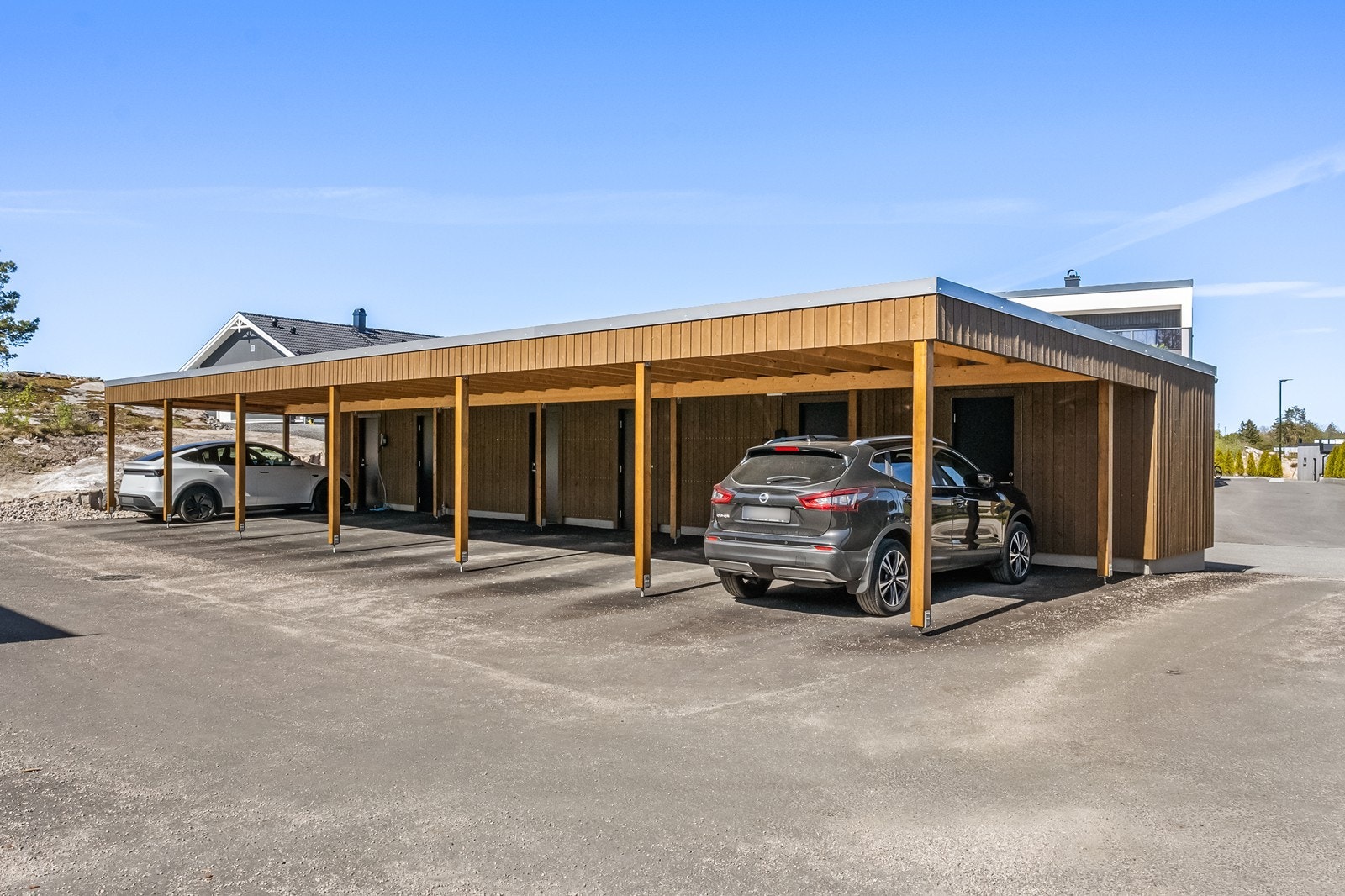 Carportanlegget gir skjermet parkering for beboernes biler. Galleribilde