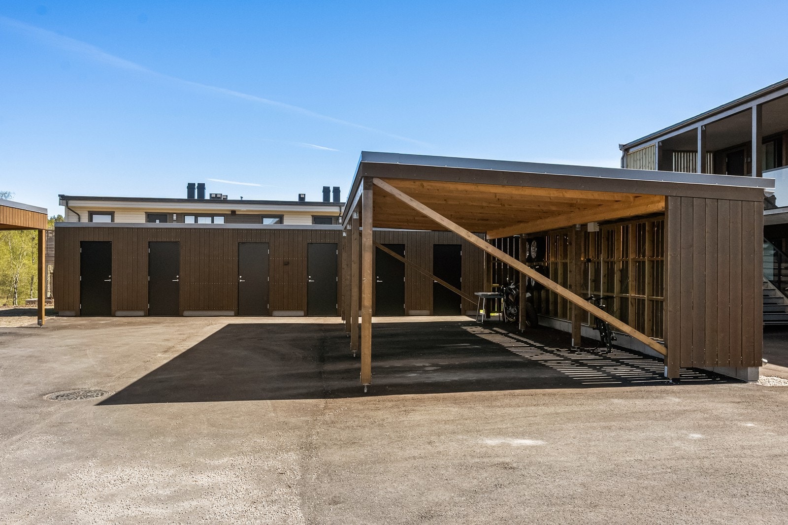 I tilknytning til carporten er det en privat, låsbar sportsbod. Galleribilde