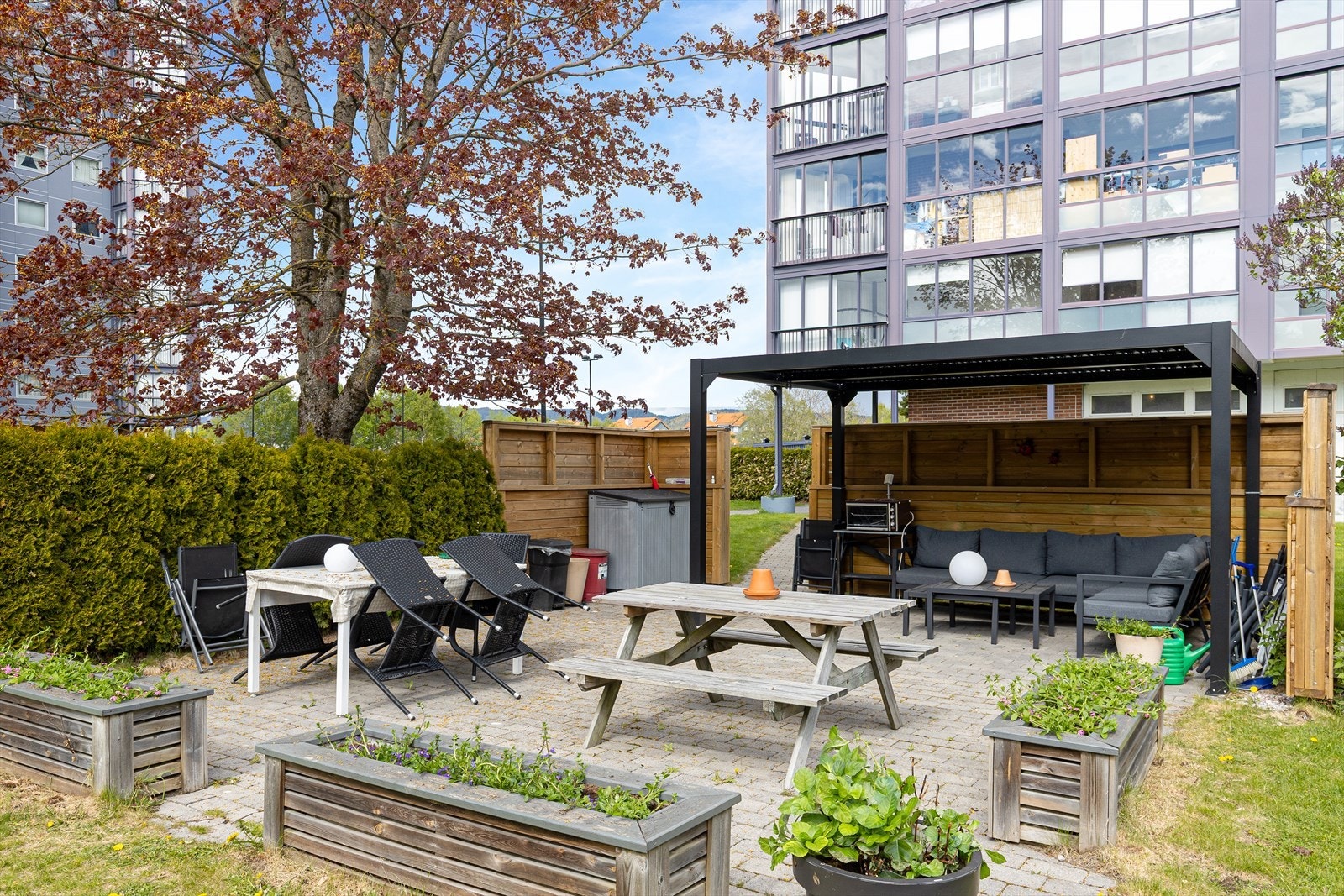 Felles uteplass med sittegrupper og grillmuligheter for beboerne. Galleribilde
