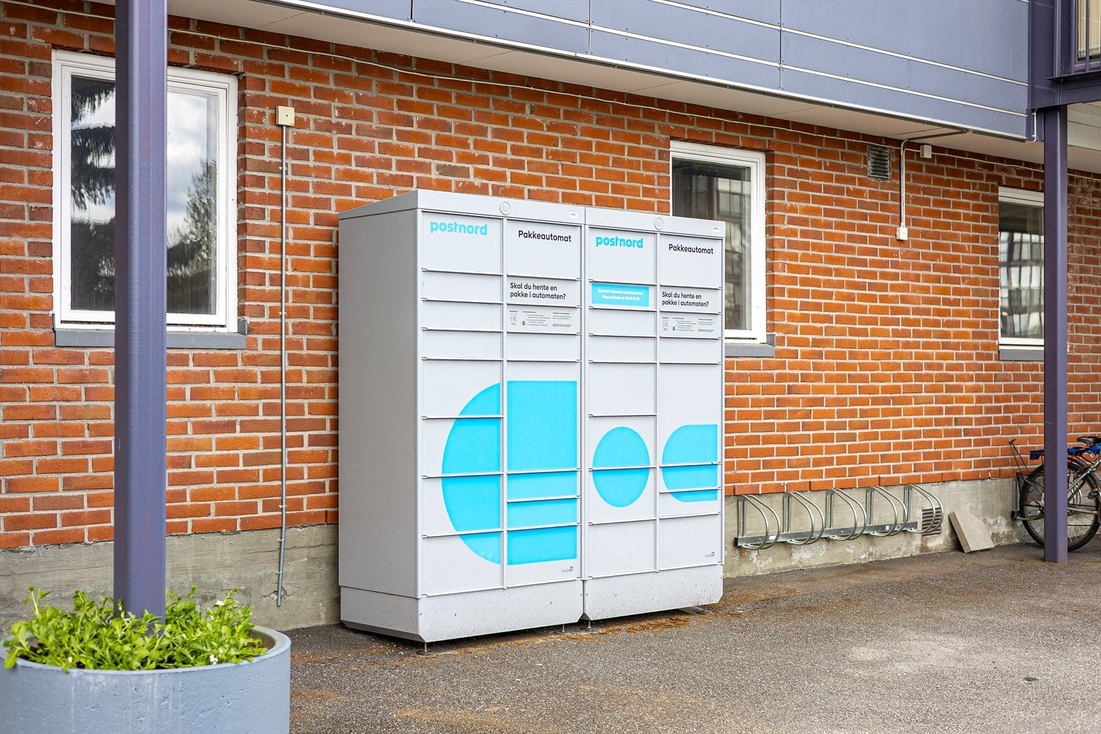 Praktisk med pakkeboks-automat rett ved inngangen. Galleribilde