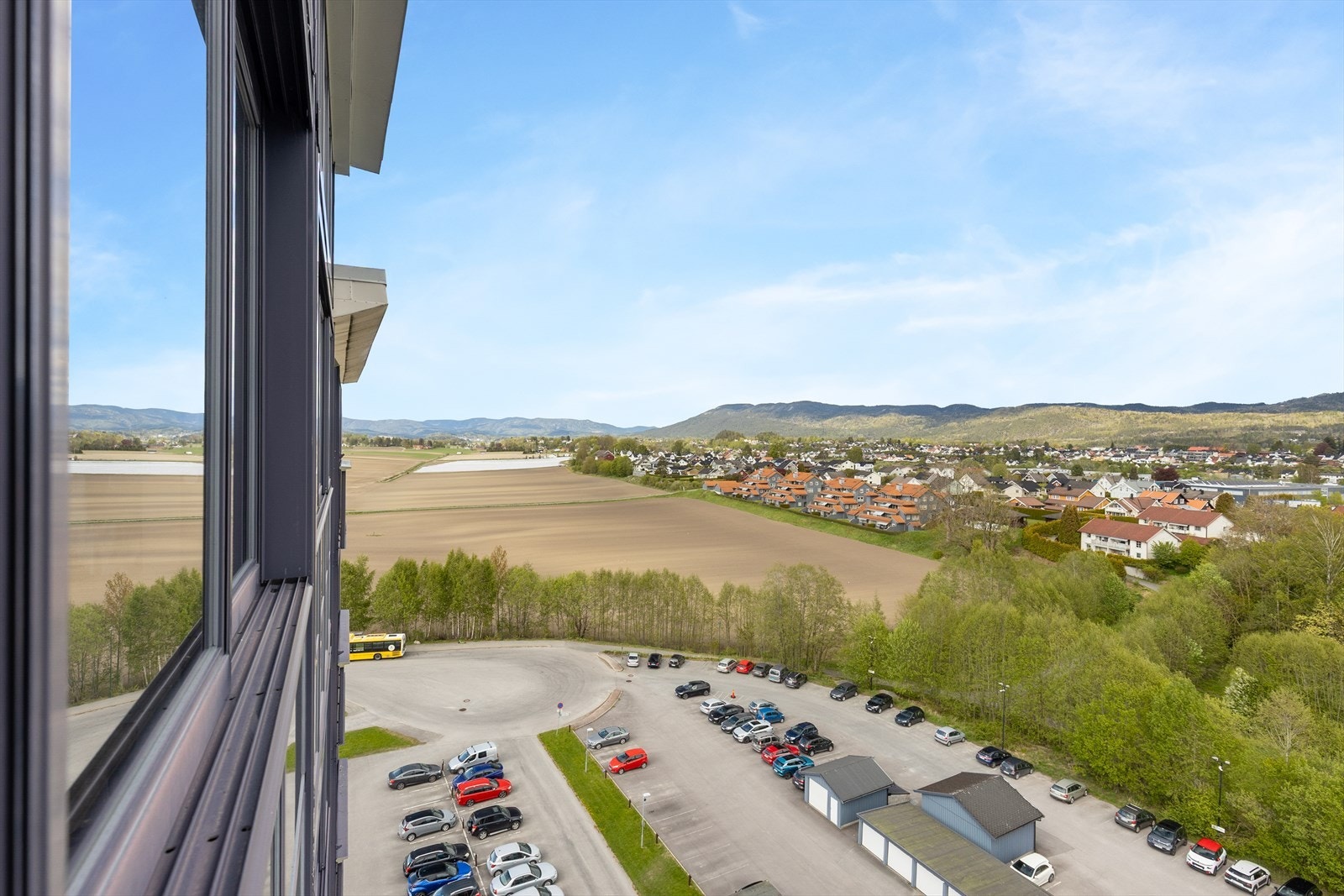 Utsikt mot landlige omgivelser og nærliggende boligområder. Galleribilde