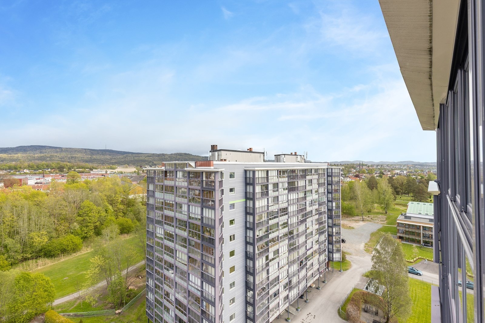 Fra leiligheten ser man utover store deler av Skien og Vealøs. Galleribilde