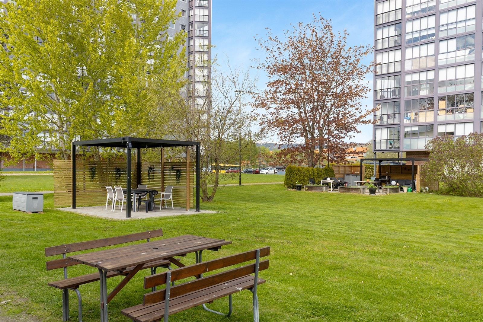 Borettslaget har opparbeidede fellesarealer med plener og en pergola til bruk for beboerne. Galleribilde