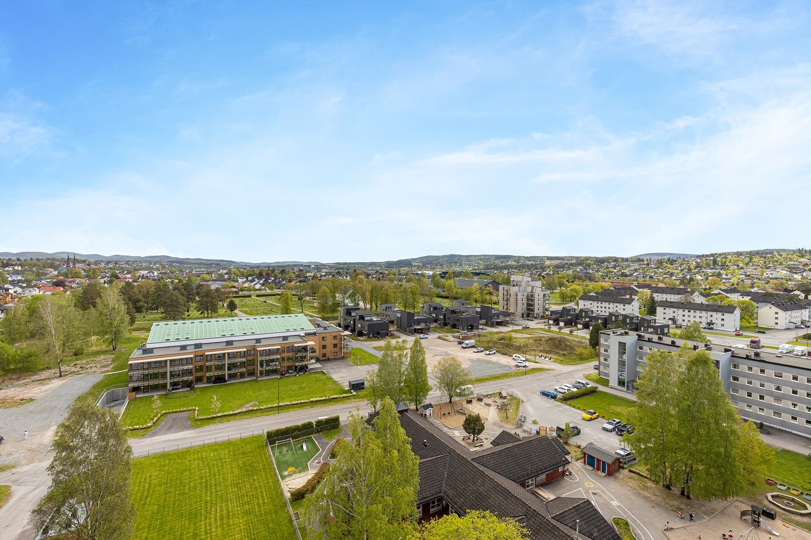 Oversikt over nærområdet med blant annet dagligvare, kafe og Apotek like i nærheten. Galleribilde