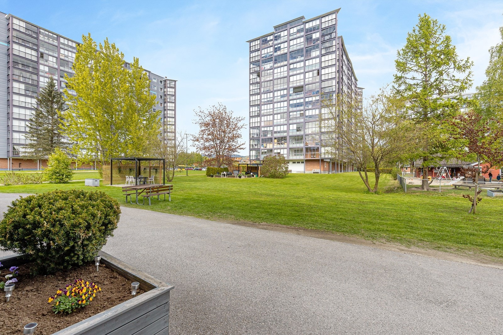 Tomten er tilnærmet flat og pent opparbeidet med internveier og grøntområder. Galleribilde