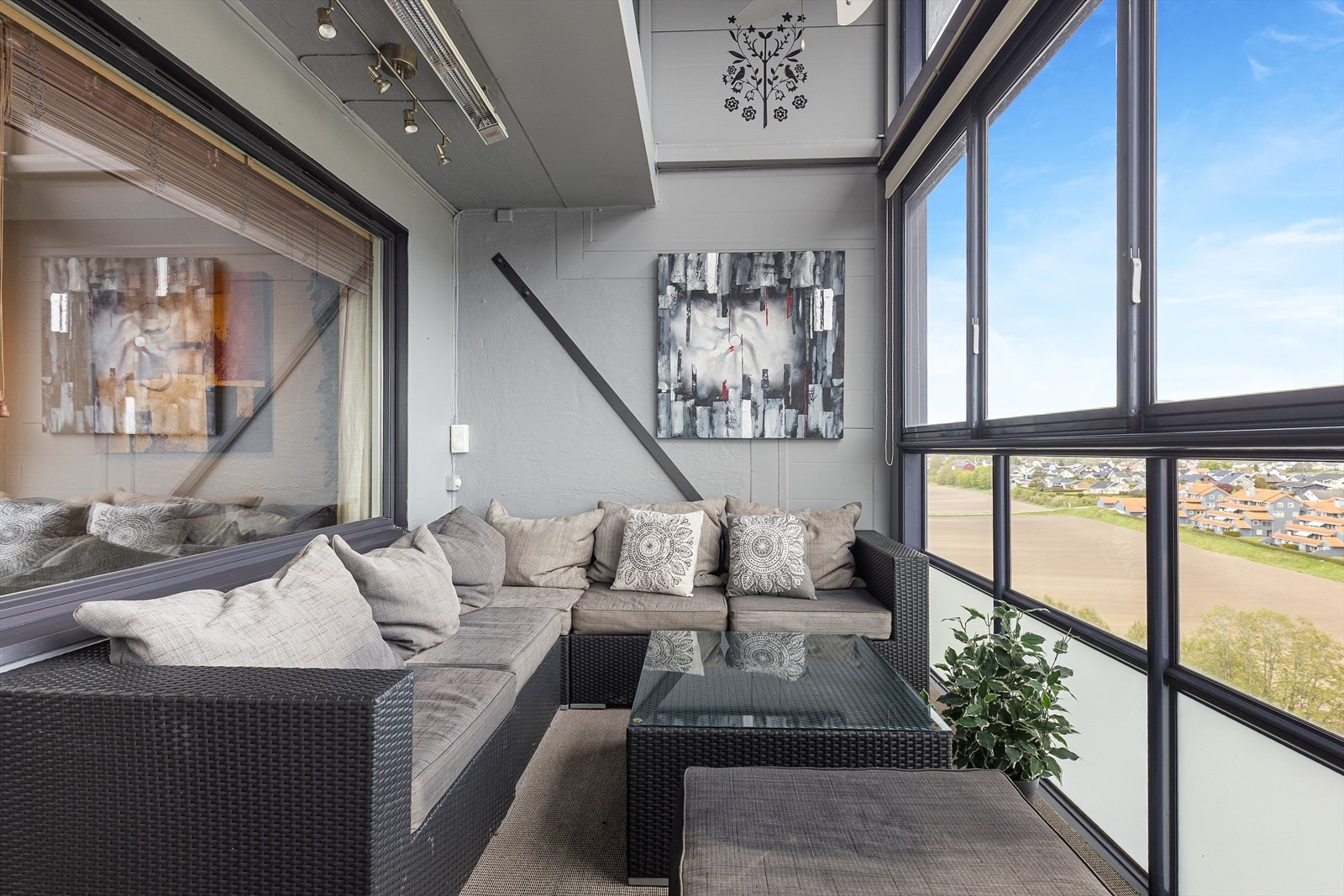 Her er det god plass til både sofagruppe og andre møbler, beskyttet for vær og vind. Galleribilde