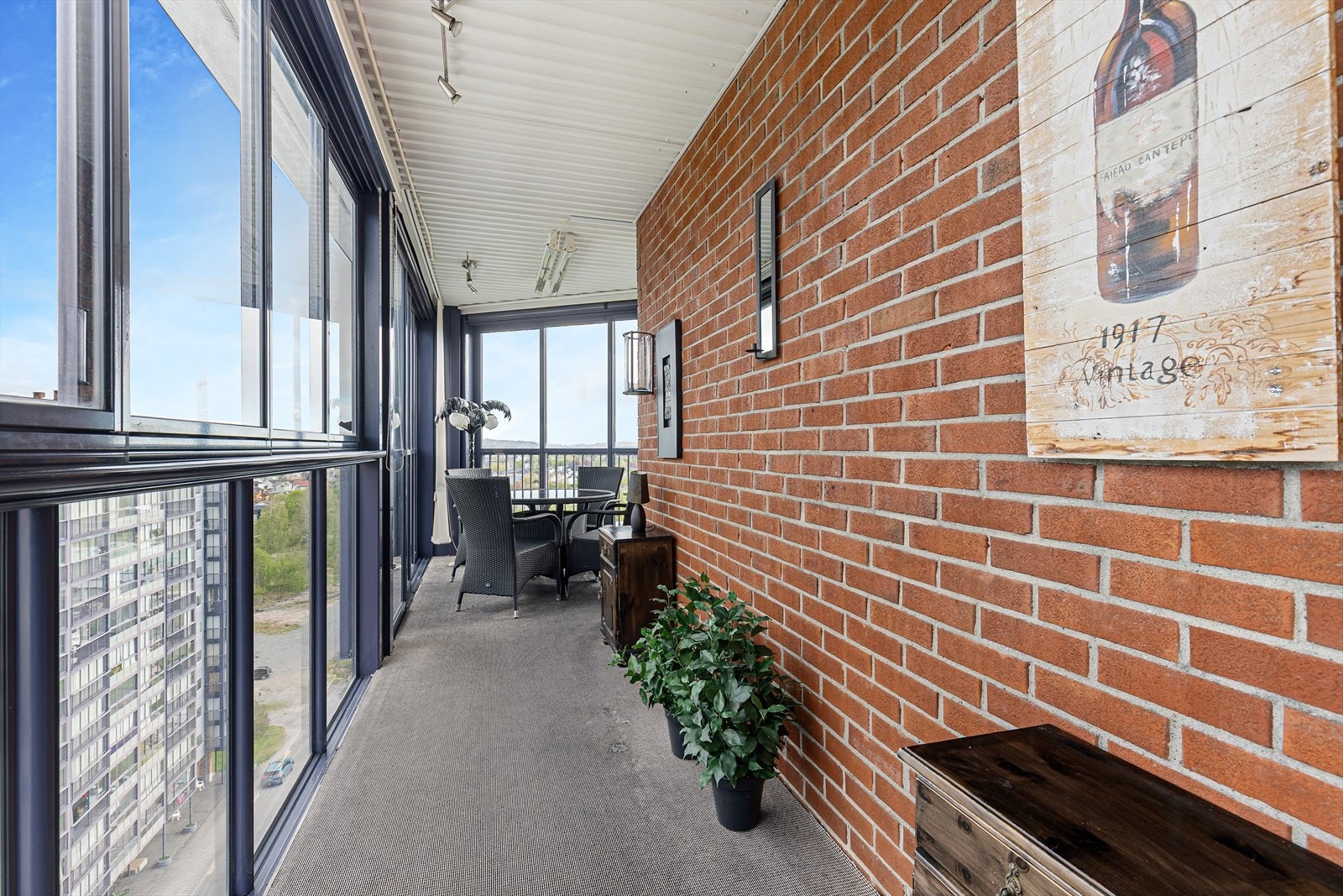 Den innglassede balkongen på 19 m² har heldekkende teppe og god plass til møblering. Galleribilde